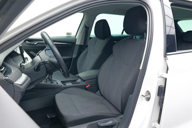 Skoda OCTAVIA Combi 1.5 TSI First Edition | Trekhaak | Parkeerhulp | Optiek zwart | 150pk!