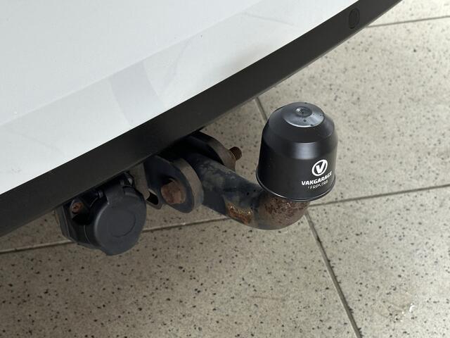 Skoda OCTAVIA 1.0 TSI Greentech Ambition Business/ Trekhaak/ 18''/ Navi/ Bluetooth/ Clima/ Cruise/ Elek.Pakket/ Sport-Stoelen/ Multi-Stuur/ 6-Versnell./ PDC Achter