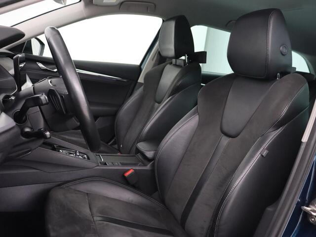 Skoda OCTAVIA 1.0 e-TSI Business Edition Plus | Leder/Alcantara | Achterbankverwarming | Trekhaak | Adaptive cruise | Camera | Sfeerverlichting | Stoelverwarming | Carplay | Park Assist | Memory