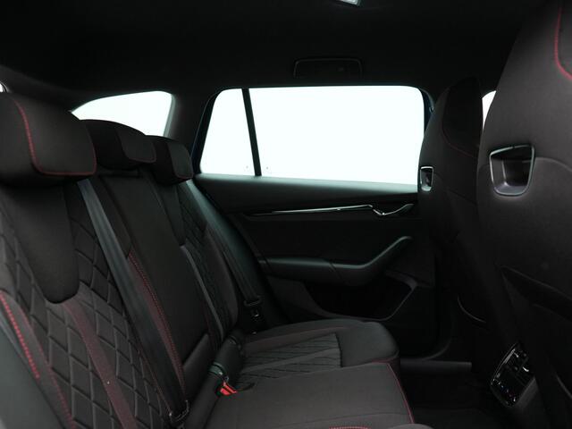 Skoda OCTAVIA Combi 1.4 TSI RS iV Business Plug In Hybrid 245pk Dealer O.H PHEV | Adaptive Cruise | Camera | Sportstoelen Verwarmd | Apple Carplay | Navigatie | Crystal LED | Blis | Keyless | Stuur Verwarmd | Virtual | DAB |