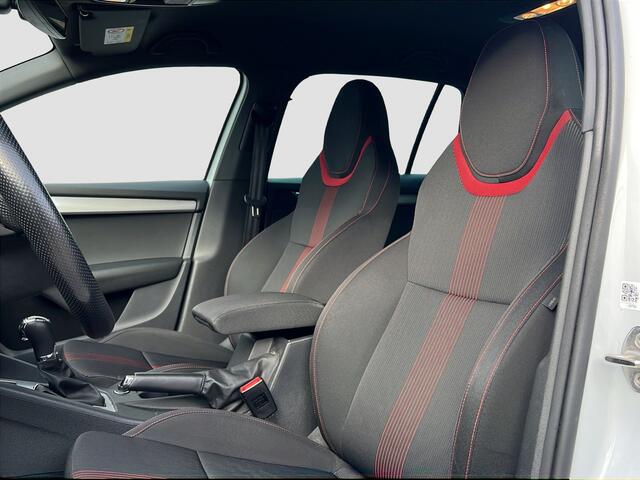 Skoda OCTAVIA Combi 1.5 TSI Greentech Sport Business | Trekhaak | Sportstoelen | Carplay | DSG | Parkeersensoren