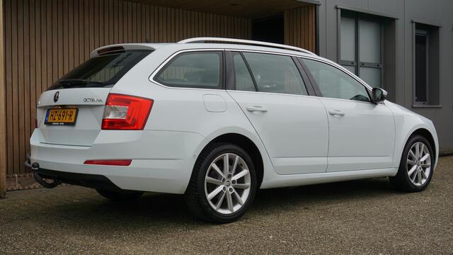 Skoda OCTAVIA Combi 1.4 TSI 150pk DSG Style Businessline Canton Keyless Xenon 17inch LM Trekhaak Stoelverwarming *Complete Skoda* NL auto!