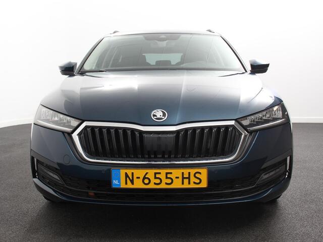 Skoda OCTAVIA Combi 1.0 e-TSI Automaat Business Edition Climate control | Cruise control | Parkeersensoren | Navigatie | LED | Trekhaak | Lichtmetalen velgen | Apple Carplay / Android Auto