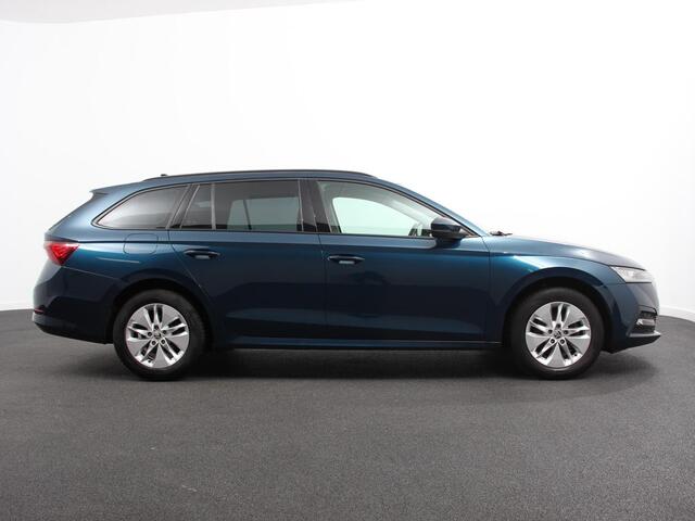 Skoda OCTAVIA Combi 1.0 e-TSI Automaat Business Edition Climate control | Cruise control | Parkeersensoren | Navigatie | LED | Trekhaak | Lichtmetalen velgen | Apple Carplay / Android Auto