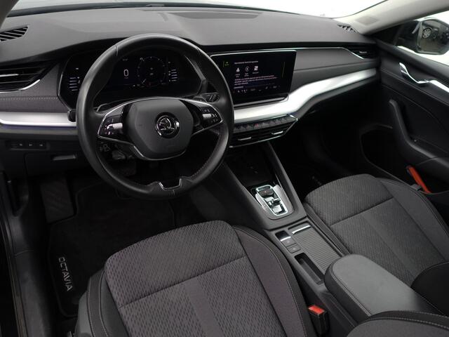 Skoda OCTAVIA Combi 1.0 e-TSI Business Edition Plus Aut- Dynamic Select, Camera, Lane Assist, Sfeerverlichting, CarPlay, Android Auto, Stoelverwarming
