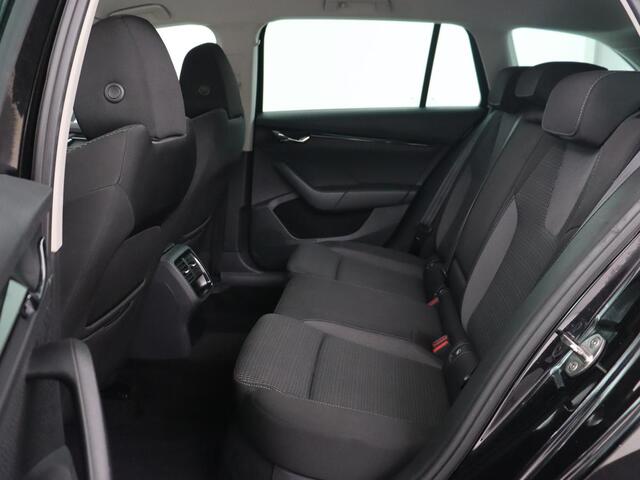 Skoda OCTAVIA 1.0 TSI Business Edition | Carplay | Sfeerverlichting | Navigatie | Full LED | Parkeerhulp | Getint glas | Digital Cockpit