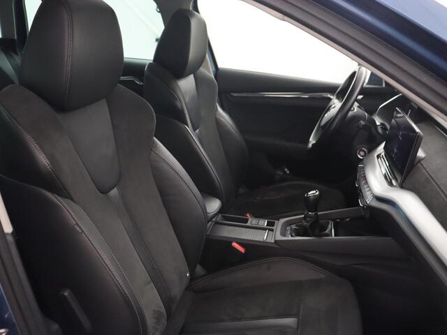 Skoda OCTAVIA 1.5 TSI First Edition | Panoramadak | Trekhaak | Stoelverwarming | Matrix LED | Adaptive cruise | Sfeerverlichting | Carplay | Keyless | Virtual Cockpit | 18'' | Half leder | Climate control