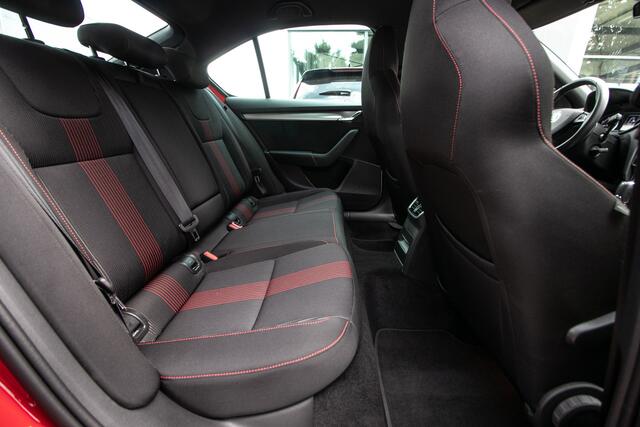 Skoda OCTAVIA 1.5 TSI Greentech Sport Business Automaat -Trekhaak | Navi | 1e Eigenaar | 1500 kg trekgewicht