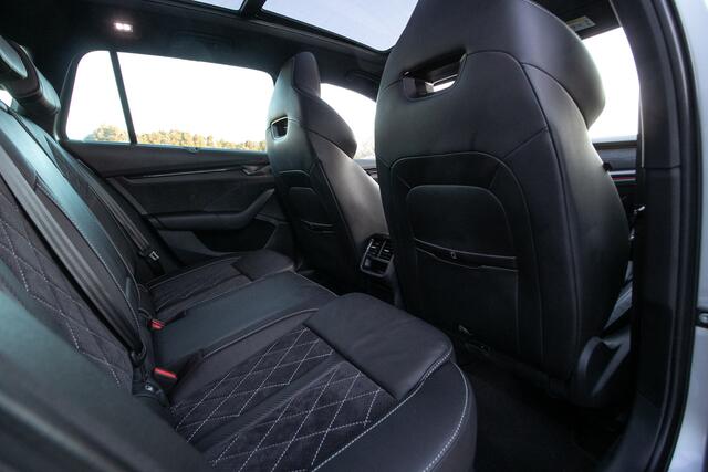 Skoda OCTAVIA Combi 1.4 TSI PHEV RS iV 245 PK Schuif-/kanteldak | Ad. Cruise | All-seasonb. | Cam | Massagestoelen