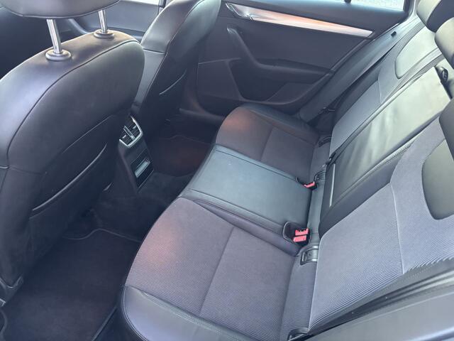 Skoda OCTAVIA Combi 1.0 TSI Upgrade Business Edition Trekhaak / Navigatiesysteem / Stoelverwarming