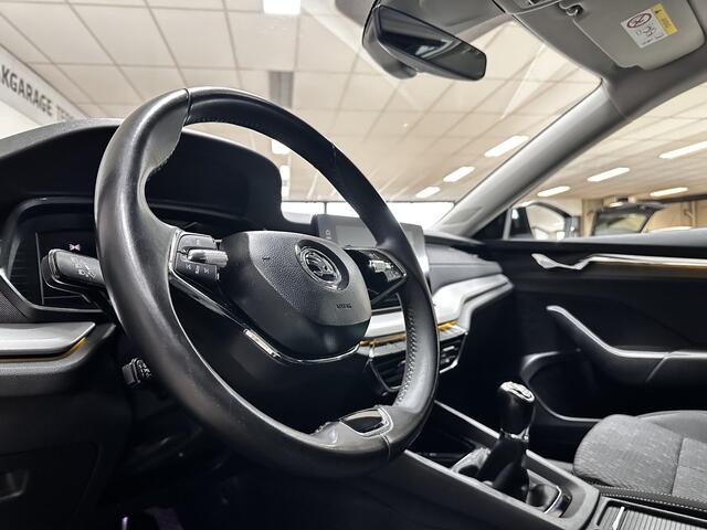 Skoda OCTAVIA Combi 1.5 TSI First Edition/ Trekhaak!/ 18'' LMV/ LED Koplampen/ Keyless/ Virtual Cockpit/ Camera/ Lane-Assist./ Stoelverw./ Elek. Kofferklep/ Grootlicht Assist./ Dakrails/ Chroom/ PDC V+A.