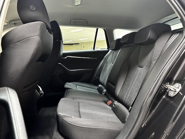 Skoda OCTAVIA Combi 1.5 TSI First Edition/ Trekhaak!/ 18'' LMV/ LED Koplampen/ Keyless/ Virtual Cockpit/ Camera/ Lane-Assist./ Stoelverw./ Elek. Kofferklep/ Grootlicht Assist./ Dakrails/ Chroom/ PDC V+A.