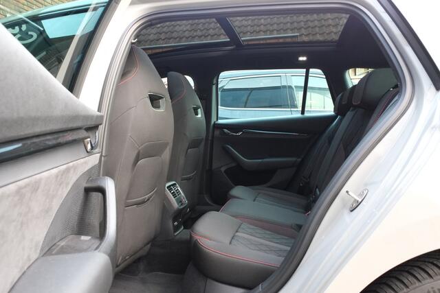 Skoda OCTAVIA Combi 1.4 TSI RS iV PHEV Business Panoramadak, Trekhaak, ACC, Achteruitrijcamera