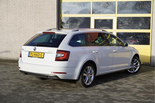 Skoda OCTAVIA Combi 1.0 TSI Automaat! Style BJ2017 Lmv 17" | Led | Pdc | Navi | Keyless entry | Panoramadak | App-Connect | Dashboard verlichting | Canton Audio | Climate control | Cruise control | Verwarmde voorstoelen | Extra getint glas