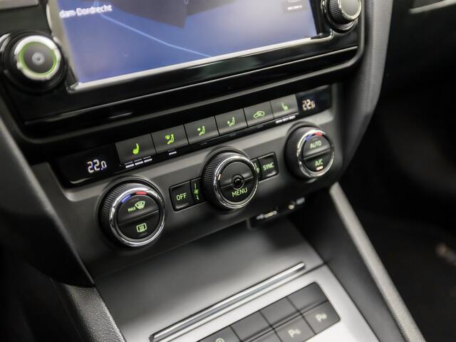 Skoda OCTAVIA Combi 1.0 TSI Greentech Deluxe Automaat (PANORAMADAK, NAVIGATIE, CLIMATE, LEDER/ALCANTARA, CANTON AUDIO, STOELVERWARMING, SPORTSTOELEN, CRUISE, GETINT GLAS, TREKHAAK, PARKEERSENSOREN, NIEUWE APK, NIEUWSTAAT)