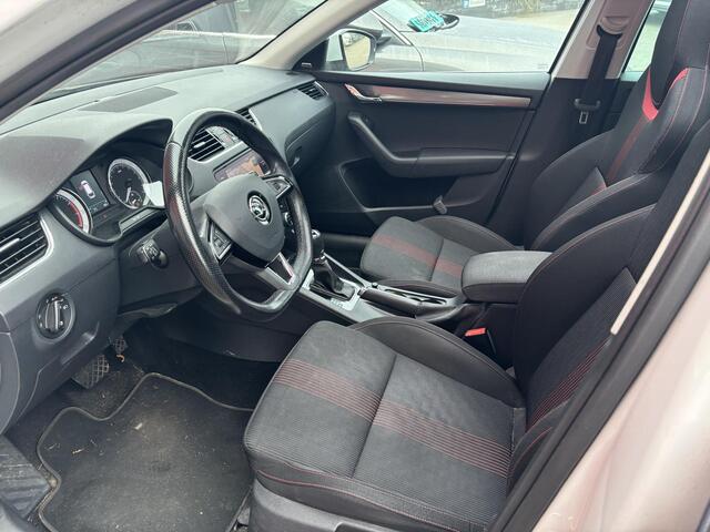 Skoda OCTAVIA Combi 1.4 TSI Greentech Style Business AUTOMAAT / PANORAMADAK / KEYLESS / FULL LED / CAMERA / SFEER / RS-STOELEN / CANTON / GR NAVI / NL-AUTO