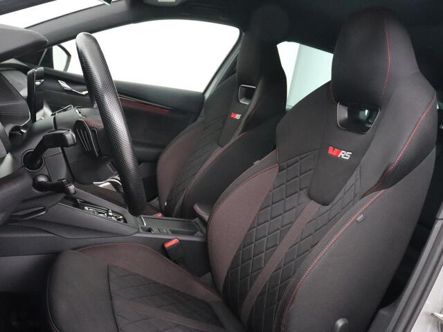 Skoda OCTAVIA 1.4 TSI RS iV PHEV Business | Stoelverwarming | Adaptive cruise | Matrix LED | Side Assist | Camera | Carplay | Navigatie | Sfeerverlichting | Virtual Cockpit | Sportstoelen | Plug In