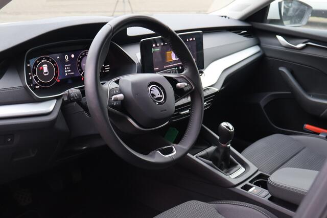 Skoda OCTAVIA Combi 1.5 TSI Edition | Origineel NL | Trekhaak | Sensoren v&a | Stuur- en stoelverwarming | Cruise Control |