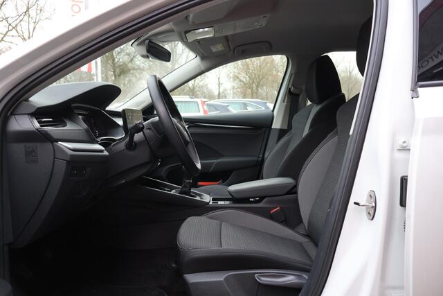 Skoda OCTAVIA Combi 1.5 TSI Edition | Origineel NL | Trekhaak | Sensoren v&a | Stuur- en stoelverwarming | Cruise Control |