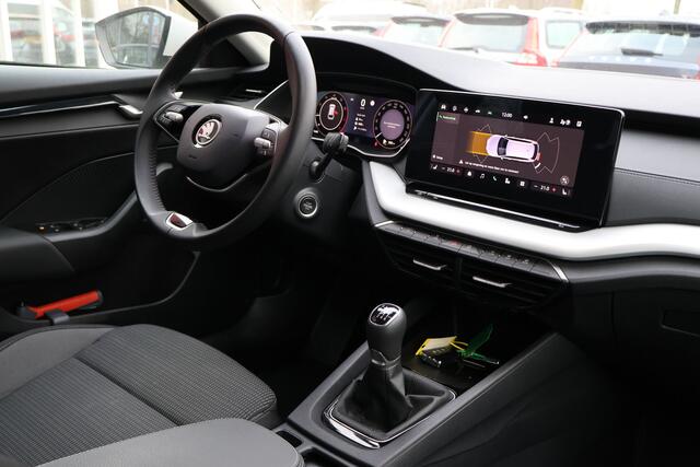 Skoda OCTAVIA Combi 1.5 TSI Edition | Origineel NL | Trekhaak | Sensoren v&a | Stuur- en stoelverwarming | Cruise Control |