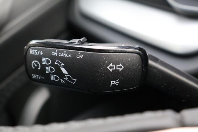 Skoda OCTAVIA Combi 1.5 TSI Edition | Origineel NL | Trekhaak | Sensoren v&a | Stuur- en stoelverwarming | Cruise Control |