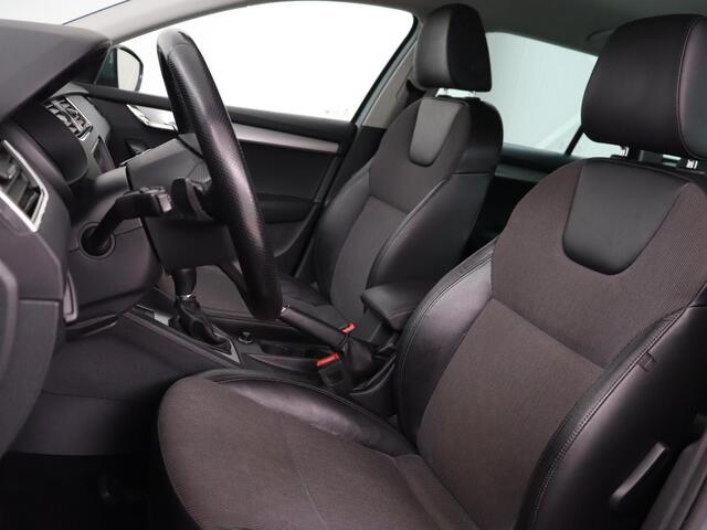 Skoda OCTAVIA 1.0 TSI Ambition | Stoelverwarming | Trekhaak | Half leder | Carplay | Navigatie | DAB | Climate control | Cruise control | Parkeerhulp | Bluetooth