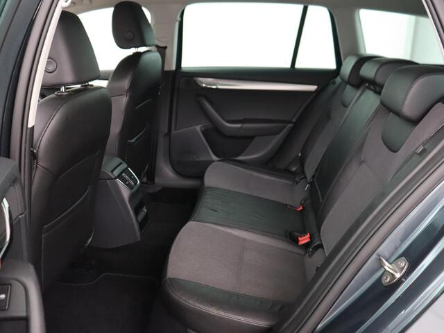 Skoda OCTAVIA 1.0 TSI Ambition | Stoelverwarming | Trekhaak | Half leder | Carplay | Navigatie | DAB | Climate control | Cruise control | Parkeerhulp | Bluetooth