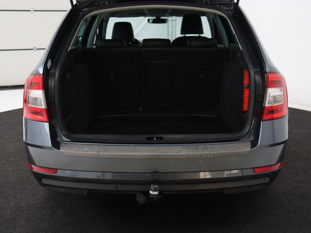 Skoda OCTAVIA 1.0 TSI Ambition | Stoelverwarming | Trekhaak | Half leder | Carplay | Navigatie | DAB | Climate control | Cruise control | Parkeerhulp | Bluetooth
