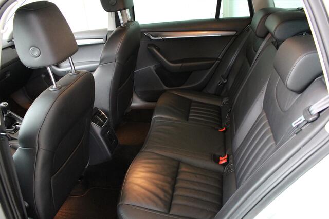 Skoda OCTAVIA Combi 1.0 TSI Greentech Business Edition Plus Navigatie | Leder | Trekhaak | Virtual Cockpit