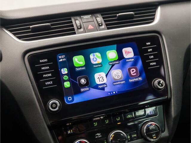 Skoda OCTAVIA Combi 1.5 TSI Sport 150Pk Automaat (PANORAMADAK, APPLE CARPLAY, GROOT NAVI, SPORTSTOELEN, KEYLESS, CAMERA, TREKHAAK, CRUISE, ARMSTEUN, NIEUWSTAAT)
