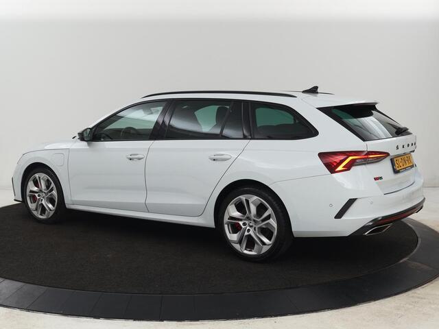 Skoda OCTAVIA 1.4 TSI RS iV PHEV | Stoelverwarming | Head-Up | Matrix LED | Sfeerverlichting | Adaptive cruise | Side Assist | Carplay | Sportstoelen | Achterbankverwarming | Camera | Navigatie | Plug In