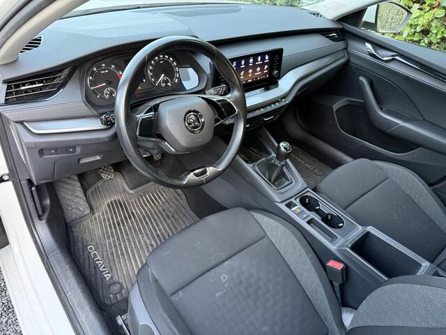 Skoda OCTAVIA Combi 1.0 TSI Business Edition | Airco | Cruise Control | LMV | Trekhaak | APK tot 07-05-2027!
