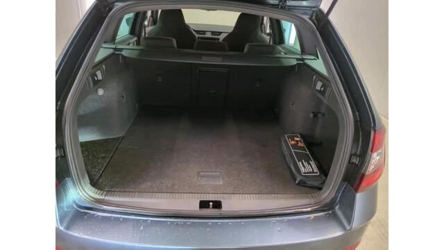 Skoda OCTAVIA Combi 1.5 TSI Greentech Sport Business NL AUTO | ECC | TREKHAAK |