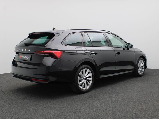 Skoda OCTAVIA Combi 1.5 TSI MHEV Selection 115PK DSG Adaptieve Cruise Control, Parkeersensoren voor en achter, Stoelverwarming, Navi, 17" LM Velgen