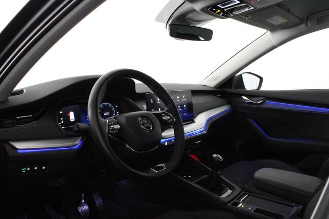 Skoda OCTAVIA Combi 1.0 TSI Business > Trekhaak/Achteruitrijcamera/Stoelverwarming/Parkeerhulp voor en achter