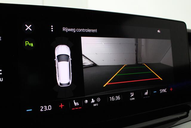 Skoda OCTAVIA Combi 1.0 TSI Business > Trekhaak/Achteruitrijcamera/Stoelverwarming/Parkeerhulp voor en achter