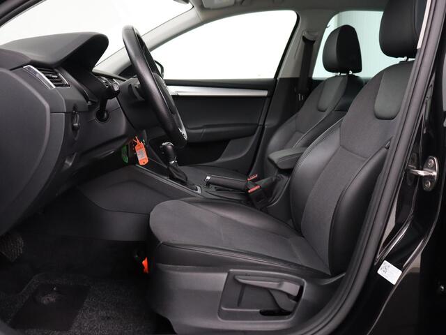 Skoda OCTAVIA 1.6 TDI Clever Edition | Automaat | Stoelverwarming | Carplay | Navigatie | Parkeerhulp | Half leder | Climate control | Bluetooth | Cruise control