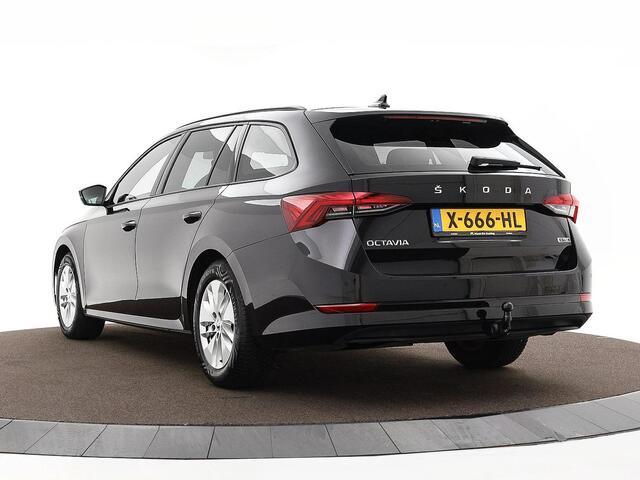 Skoda OCTAVIA Combi 1.0 e-TSI 110pk DSG Sport Business · Apple/Android Car Play · Elek. Trekhaak · Cruise Control · P-Sensoren · 16'' Inch · Garantie t/m 19-11-2027 of 100.000km