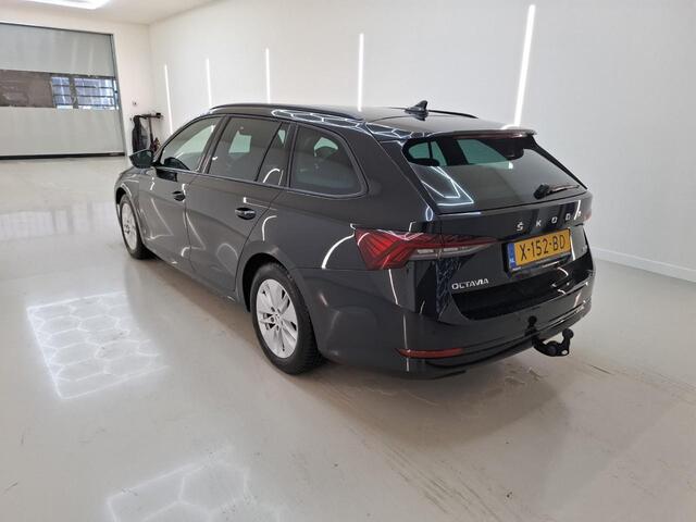 Skoda OCTAVIA Combi 1.0 e-TSI Sport Business Trekhaak Navigatie Apple Carplay/ Android Auto Parkeersensoren Full led Virtual Cockpit Cruise control Climate control Lichtmetalen velgen Getinte ramen
