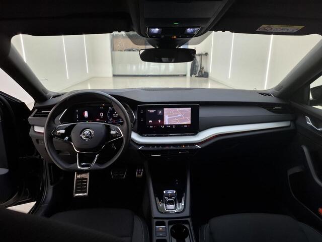 Skoda OCTAVIA Combi 1.0 e-TSI Sport Business Trekhaak Navigatie Apple Carplay/ Android Auto Parkeersensoren Full led Virtual Cockpit Cruise control Climate control Lichtmetalen velgen Getinte ramen