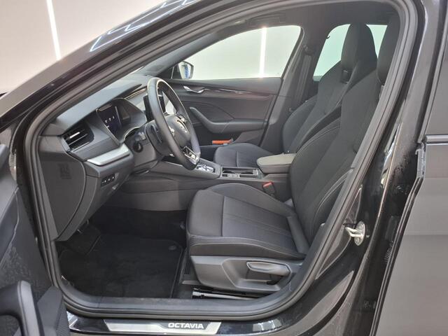 Skoda OCTAVIA Combi 1.0 e-TSI Sport Business Trekhaak Navigatie Apple Carplay/ Android Auto Parkeersensoren Full led Virtual Cockpit Cruise control Climate control Lichtmetalen velgen Getinte ramen