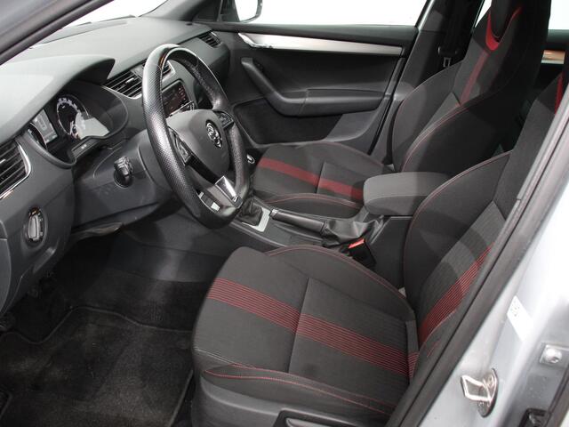 Skoda OCTAVIA Combi 1.0 TSI 115pk Sport Business | Navigatie | Climate Control | Trekhaak | Extra Getint Glas | Lichtmetalen Velgen | Parkeer sensoren