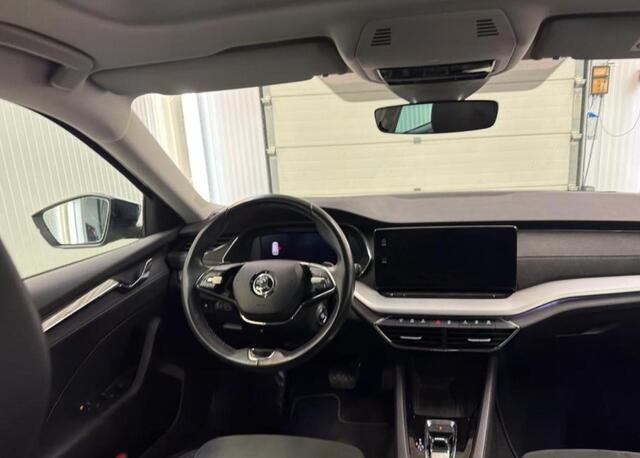 Skoda OCTAVIA Combi 1.5 e-TSI DSG Business Edition Plus Navigatie Trekhaak Panoramadak Camera Alcantara ACC Dab Stoelverwarming Keyless Carplay 18 Inch Velgen Extra Getint Glas Chroom Rails Led Koplampen NL Auto 1e Eigenaar Super compleet !