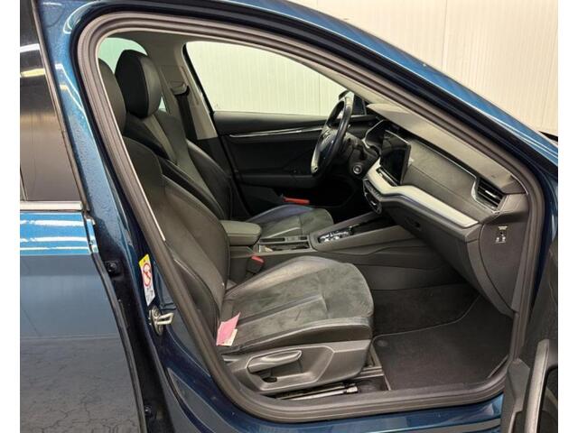 Skoda OCTAVIA Combi 1.5 e-TSI DSG Business Edition Plus Navigatie Trekhaak Panoramadak Camera Alcantara ACC Dab Stoelverwarming Keyless Carplay 18 Inch Velgen Extra Getint Glas Chroom Rails Led Koplampen NL Auto 1e Eigenaar Super compleet !