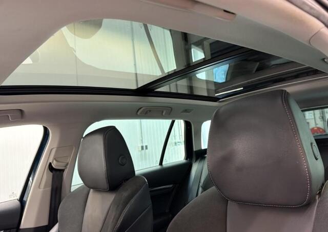 Skoda OCTAVIA Combi 1.5 e-TSI DSG Business Edition Plus Navigatie Trekhaak Panoramadak Camera Alcantara ACC Dab Stoelverwarming Keyless Carplay 18 Inch Velgen Extra Getint Glas Chroom Rails Led Koplampen NL Auto 1e Eigenaar Super compleet !