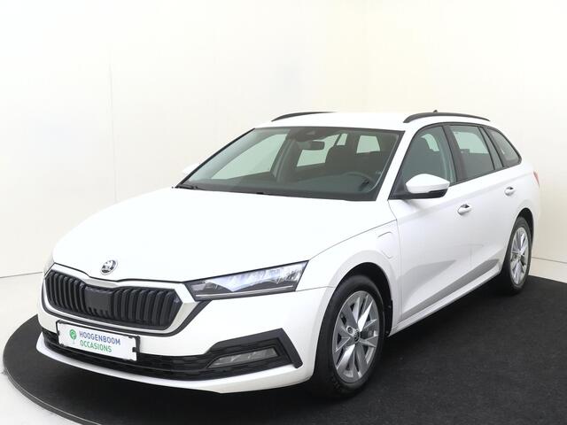 Skoda OCTAVIA Combi 1.4 TSI iV PHEV Business Edition | SoH 100% | Navigatie | Cruise control | Keyless | CarPlay | Parkeersensoren achter | Draadloze telefoonlader | Elektrisch inklapbare buitenspiegels |