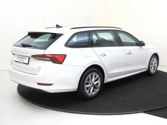 Skoda OCTAVIA Combi 1.4 TSI iV PHEV Business Edition | SoH 100% | Navigatie | Cruise control | Keyless | CarPlay | Parkeersensoren achter | Draadloze telefoonlader | Elektrisch inklapbare buitenspiegels |