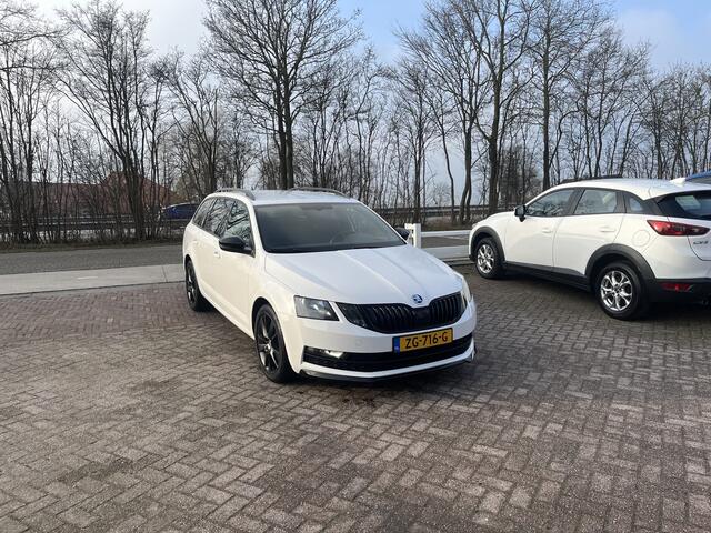 Skoda OCTAVIA Combi 1.0 TSI Greentech Sport Business TREKHAAK ZWARTE HEMEL STOELVERWARMING
