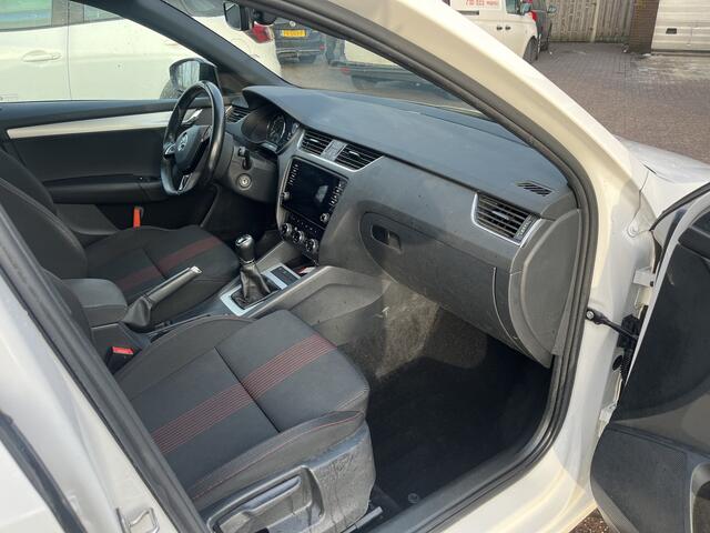 Skoda OCTAVIA Combi 1.0 TSI Greentech Sport Business TREKHAAK ZWARTE HEMEL STOELVERWARMING