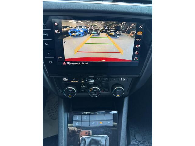 Skoda OCTAVIA Combi 1.5 TSI Greentech Business Edition Plus AUTOMAAT | VIRTUAL DISPLAY | CAMERA | LED LAMPEN | ADAPTIEVE CRUISE | DODEHOEK DETECTIE | LEDER | KEYLESS | VERWARMDE STOELEN | CANTON SOUND SYSTEM NAVIGATIE | DODEHOEK DETTECTIE |